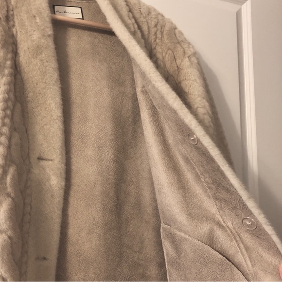 BNWT Designer Elegant Snow Mink-Textured Coat with Suede-Lined Interior - Picture 8 of 9